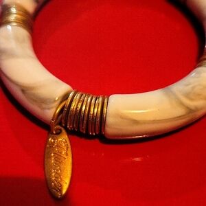 Plunder Design Fashion Jewelry Laurie Grey White Acrylic Bead Elastic Bracelet